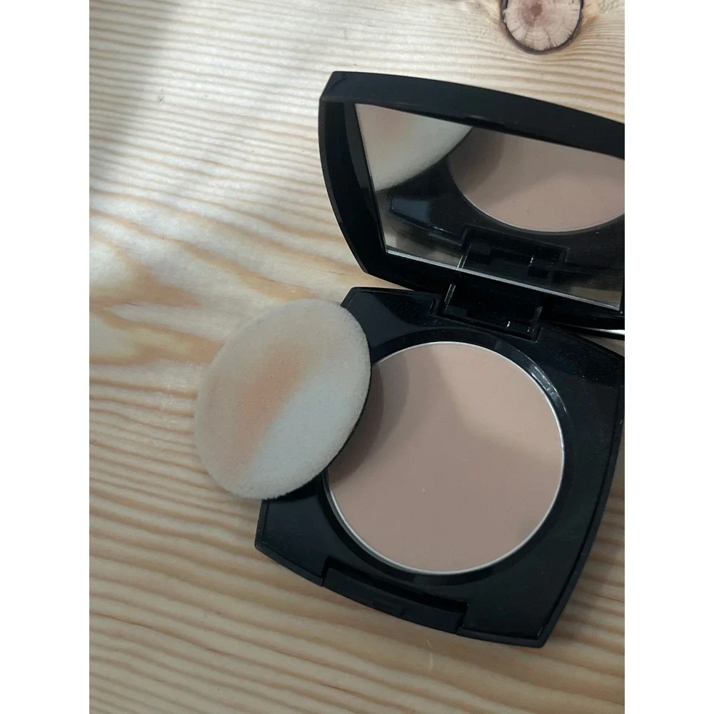 Avon True Color Flawless Mattifying Pressed Powder Light F0877 Matte Compact